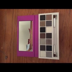 Eye shadow palette